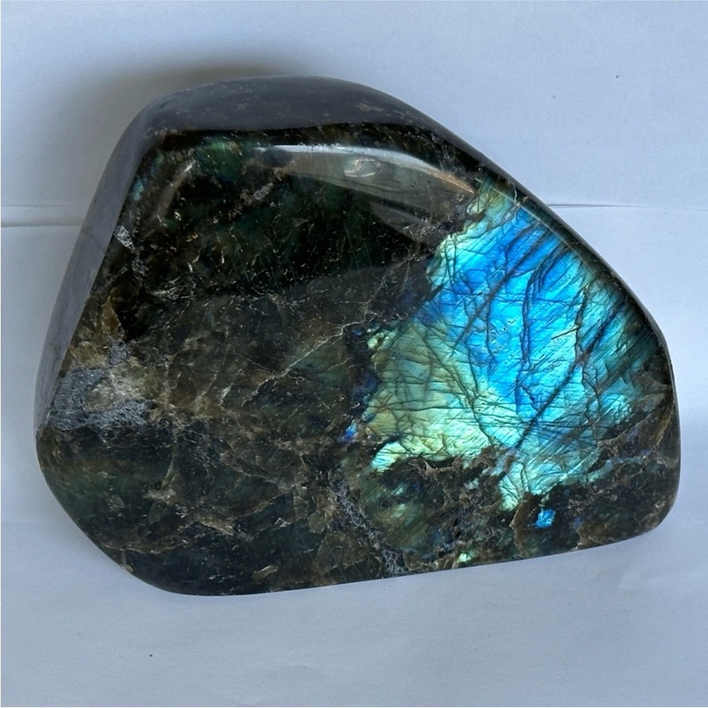 Self standing labradorite